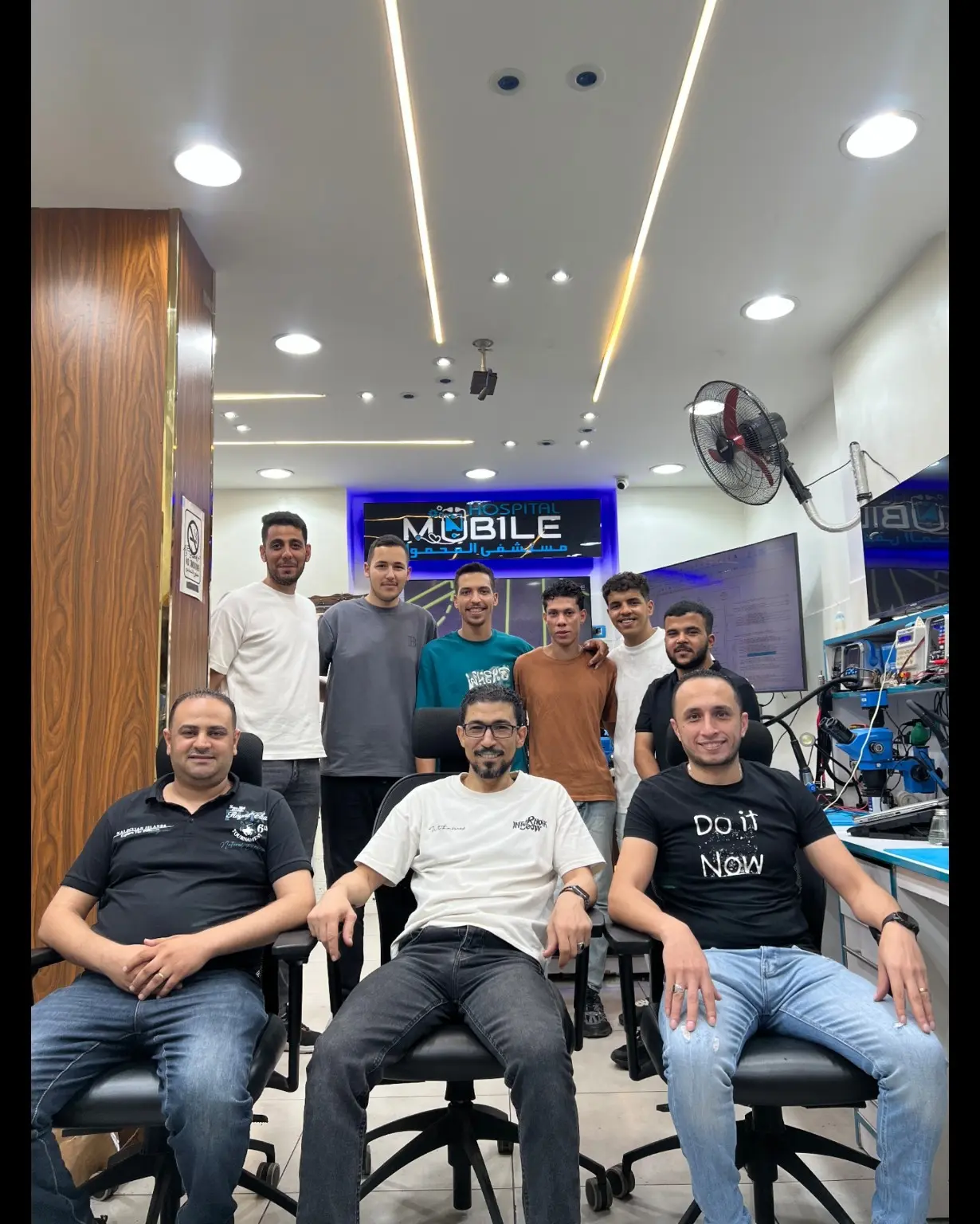 مجموعة متدربين داخل معمل Mobile Hospital